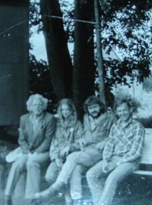 Dailės praktika Kernavėje 1990 m.( kairėje -- A. Lukštas, viduryje – A.Vaitkūnas).