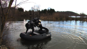 Patricija Gilytė. Kadras iš vaizdo performanso „Lakeside_Finish, 2013, HD video, 07:03 min Patricija Gilytė. Kadras iš vaizdo performanso „Lakeside_Finish, 2013, HD video, 07:03 min