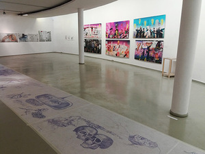 Pirmame plane: Rolando Rimkūno kūrinys, antrame plane: Alas Paldrokas, „Visatos keliuose“ Pirmame plane: Rolando Rimkūno kūrinys, antrame plane: Alas Paldrokas, „Visatos keliuose“