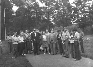 Monumentali mokslininko figūra akivaizdžiai išsiskiria kraštotyrininkų apsuptyje. 1979 m. L.Šinkūnaitės asmeninio archyvo nuotr. Monumentali mokslininko figūra akivaizdžiai išsiskiria kraštotyrininkų apsuptyje. 1979 m. L.Šinkūnaitės asmeninio archyvo nuotr.