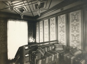 Sienos dekoruotos lininiu audiniu su aukso spalvos šilko tulpelėmis raudonmedžio rėmuose. Vailokaičių namo laiptinė, 1933 m. Kaunas. Nuotrauka iš KVB RS. Sienos dekoruotos lininiu audiniu su aukso spalvos šilko tulpelėmis raudonmedžio rėmuose. Vailokaičių namo laiptinė, 1933 m. Kaunas. Nuotrauka iš KVB RS.