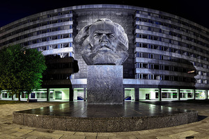 Paminklas K. Marksui 1971 m. pastatytas Vokietijos Demokratinėje Respublikoje, miestas tada vadinosi Karl-Marx-Stadt. Parinkus tinkamą apšvietimą antras pagal dydį pasaulyje galvos monumentas tamsoje nerealiai „fotogeniškai“ švyti. 2013 m. nuotrauka iš Vikitekos. Paminklas K. Marksui 1971 m. pastatytas Vokietijos Demokratinėje Respublikoje, miestas tada vadinosi Karl-Marx-Stadt. Parinkus tinkamą apšvietimą antras pagal dydį pasaulyje galvos monumentas tamsoje nerealiai „fotogeniškai“ švyti. 2013 m. nuotrauka iš Vikitekos.