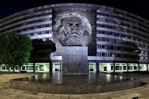 Monument to K. Marx built in 1971 in German Democratic Republic, the city was then called Karl-Marx-Stadt. Choosing the right lighting, the second largest head monument in the world has an unreal "photogenic" glow. 2013, photo from Vikiteka. Monument to K. Marx built in 1971 in German Democratic Republic, the city was then called Karl-Marx-Stadt. Choosing the right lighting, the second largest head monument in the world has an unreal "photogenic" glow. 2013, photo from Vikiteka.
