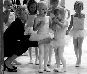 R. Kudžmaitė-Daraškevičienė and N. Juška dance school students. Ramūnas Danisevičius photo from R. Kudžmaitė-Daraškevičienė's archive R. Kudžmaitė-Daraškevičienė and N. Juška dance school students. Ramūnas Danisevičius photo from R. Kudžmaitė-Daraškevičienė's archive