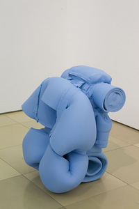 Patricija Gilytė. Objektas „Tandemas“, porolonas, kuprinė; purkšti dažai, 85 x 50 x 80, 2006. Wilfried Petzi nuotr. Patricija Gilytė. Objektas „Tandemas“, porolonas, kuprinė; purkšti dažai, 85 x 50 x 80, 2006. Wilfried Petzi nuotr.