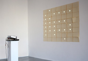 S. Paliukas.  „Perforacija“, 2014. Video instaliacija. Iš personalinės parodos „Daugtaškiai“, galerija „Post“