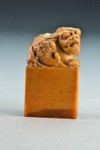 Cingų dinastijos antspaudas su Fu šuniu. Pinterest.com Cingų dinastijos antspaudas su Fu šuniu. Pinterest.com