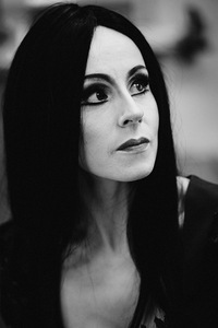 Akvilė Garbenčiūtė-Bučienė – Mirtišė. „Adamsų šeimynėlė“. Martyno Aleksos nuotr. Akvilė Garbenčiūtė-Bučienė – Mirtišė. „Adamsų šeimynėlė“. Martyno Aleksos nuotr.