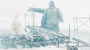 Kadras iš filmo „Po elektriniais debesimis“ Kadras iš filmo „Po elektriniais debesimis“