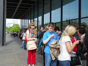 Berlynas. Eilės prie G.Richterio parodos. Autorės nuotr. Berlynas. Eilės prie G.Richterio parodos. Autorės nuotr.