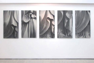 M. Žaltauskaitės-Grašienės parodos „Drapanos“ fragmentas M. Žaltauskaitės-Grašienės parodos „Drapanos“ fragmentas