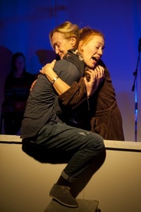 Scena iš spektaklio "Šokis "Delhi". Rež. A.Jankevičius, VDU teatras. Nuotraukos paimtos iš www.vdu.lt Scena iš spektaklio "Šokis "Delhi". Rež. A.Jankevičius, VDU teatras. Nuotraukos paimtos iš www.vdu.lt