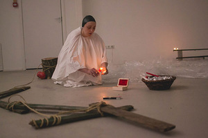 Eva Martino. Performansas „Be pavadinimo #000“. Inetos Ivoškaitės nuotr. Eva Martino. Performansas „Be pavadinimo #000“. Inetos Ivoškaitės nuotr.