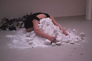 Ruth Biene. Performansas „Laimėti pralaimėti“. Inetos Ivoškaitės nuotr. Ruth Biene. Performansas „Laimėti pralaimėti“. Inetos Ivoškaitės nuotr.