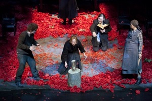 Scena iš spektaklio "Gentis". Rež. A.Jankevičius, Nacionalinis Kauno dramos teatras. Donato Stankevičiaus nuotr. Scena iš spektaklio "Gentis". Rež. A.Jankevičius, Nacionalinis Kauno dramos teatras. Donato Stankevičiaus nuotr.