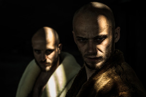 Marius Pinigis ir Marius Paplauskas šokio spektaklyje „(g)round zero“. A. Bulotos nuotr.