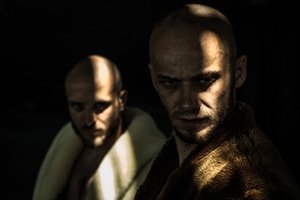 Marius Pinigis ir Marius Paplauskas šokio spektaklyje „(g)round zero“. A. Bulotos nuotr.