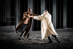 Marius Pinigis ir Marius Paplauskas šokio spektaklyje „(g)round zero“. A. Bulotos nuotr.