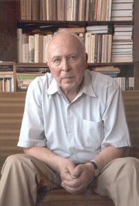 Leonas Gudaitis asmeninėje bibliotekoje. Jono Petronio nuotr. Leonas Gudaitis asmeninėje bibliotekoje. Jono Petronio nuotr.