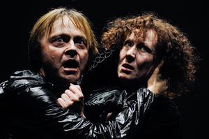 Nelė Savičenko ir Darius Meškauskas spektaklyje „Hamletas“ (rež. O.Koršunovas). Dmitrijaus Matvejevo nuotr. iš OKT/Vilniaus miesto teatro archyvo Nelė Savičenko ir Darius Meškauskas spektaklyje „Hamletas“ (rež. O.Koršunovas). Dmitrijaus Matvejevo nuotr. iš OKT/Vilniaus miesto teatro archyvo