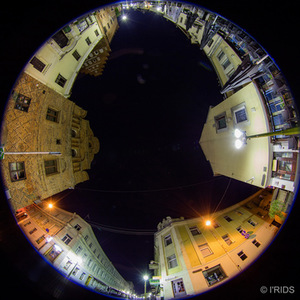 Iridijus Švelnys. „Kaimynai“. Fotografija iš serijos „Lietuvos senamiesčiai“, Kaunas, 2016 m.