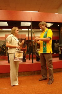 Velnių muziejaus direktorė ir kaukių autorius T. Gutauskas. A.Masiokaitės nuotr. Velnių muziejaus direktorė ir kaukių autorius T. Gutauskas. A.Masiokaitės nuotr.