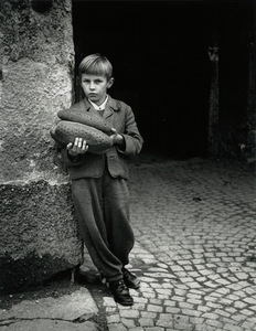 Kazio Daugėlos fotografija „Šeimos norma“ (1945–1949). Šiaulių Fotografijos muziejaus archyvo nuotr. Kazio Daugėlos fotografija „Šeimos norma“ (1945–1949). Šiaulių Fotografijos muziejaus archyvo nuotr.