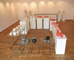 Aldonos Keturakienės keramikos parodos „Jos kambarys“ fragmentas