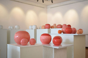 Aldonos Keturakienės keramikos parodos „Jos kambarys“ fragmentas