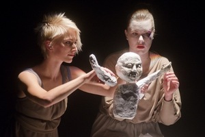 Scena iš spektaklio "Maja". D.Matvejevo nuotr. Scena iš spektaklio "Maja". D.Matvejevo nuotr.