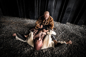 Marius Pinigis ir Marius Paplauskas šokio spektaklyje „(g)round zero“. A. Bulotos nuotr.