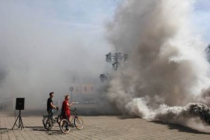 „MeKuSa“. „Išnyksiu kaip dūmas“ „CREATurE Live Art“ festivalyje Kaune, 2013 m. Airidos Rekštytės nuotr. „MeKuSa“. „Išnyksiu kaip dūmas“ „CREATurE Live Art“ festivalyje Kaune, 2013 m. Airidos Rekštytės nuotr.