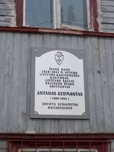 Memorialinė lenta ant namo Žemuogių g. 2/Aukštaičių g. 44; A. Raškevičiūtės nuotr. Memorialinė lenta ant namo Žemuogių g. 2/Aukštaičių g. 44; A. Raškevičiūtės nuotr.