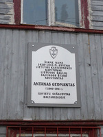 Memorial board on the house on the streets of  Žemuogių 2/Aukštaičių 44; photo by A. Raškevičiūtė
