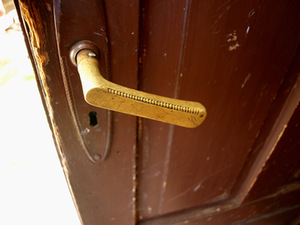 Namo Tulpių g. 21 durų rankena; A. Raškevičiūtės nuotr. Namo Tulpių g. 21 durų rankena; A. Raškevičiūtės nuotr.