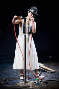 Beno Šarkos performansas „Ištrauk kamštį“ Nacionalinio Kauno dramos teatro festivalyje „Nerk į teatrą“. Donato Stankevičiaus nuotr. Beno Šarkos performansas „Ištrauk kamštį“ Nacionalinio Kauno dramos teatro festivalyje „Nerk į teatrą“. Donato Stankevičiaus nuotr.