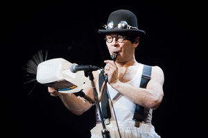 Beno Šarkos performansas „Ištrauk kamštį“ Nacionalinio Kauno dramos teatro festivalyje „Nerk į teatrą“. Donato Stankevičiaus nuotr. Beno Šarkos performansas „Ištrauk kamštį“ Nacionalinio Kauno dramos teatro festivalyje „Nerk į teatrą“. Donato Stankevičiaus nuotr.