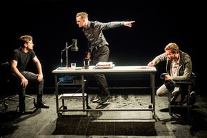 Spektaklio „Pagalvinis“ fragmentas. D. Matvejevo nuotr. Spektaklio „Pagalvinis“ fragmentas. D. Matvejevo nuotr.