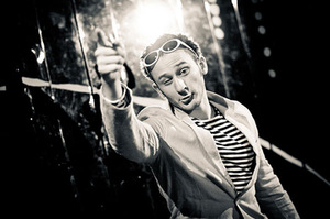 Rokas Petrauskas trupės „Degam“ spektaklyje „Nakčia, aukštielninkas“. Nuotrauka iš R.Petrausko archyvo. Rokas Petrauskas trupės „Degam“ spektaklyje „Nakčia, aukštielninkas“. Nuotrauka iš R.Petrausko archyvo.