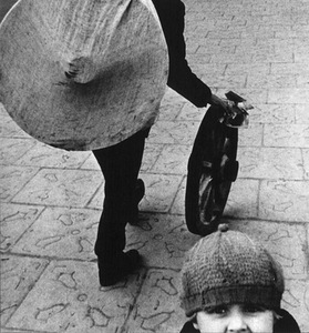 Aleksandras Macijauskas. „Ratas“ (~1967). Šiaulių Fotografijos muziejaus archyvo nuotr. Aleksandras Macijauskas. „Ratas“ (~1967). Šiaulių Fotografijos muziejaus archyvo nuotr.