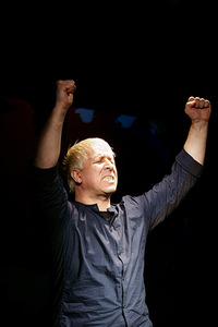 T.Lagūnavičius spektaklyje „Realistas“. Karolinos Černevičienės nuotr. T.Lagūnavičius spektaklyje „Realistas“. Karolinos Černevičienės nuotr.