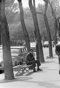 Juozas Budraitis. Sen Mišelio bulvaras, šalia Liuksemburgo sodo. Paryžius, 1979 Juozas Budraitis. Sen Mišelio bulvaras, šalia Liuksemburgo sodo. Paryžius, 1979