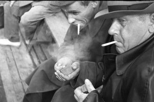 Adauktas Marcinkevičius. „Skeptikai“ (1958). Kauno fotografijos galerijos archyvo nuotr. Adauktas Marcinkevičius. „Skeptikai“ (1958). Kauno fotografijos galerijos archyvo nuotr.