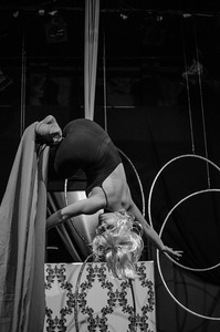 Spektaklio „Instrukcija“ pirmoji dalis „Pasaulio sutvėrimas“. Urtė Šimkonytė. Kauno miesto kamerinio teatro archyvo nuotr. Spektaklio „Instrukcija“ pirmoji dalis „Pasaulio sutvėrimas“. Urtė Šimkonytė. Kauno miesto kamerinio teatro archyvo nuotr.