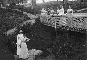 Vaitkuškio parke: Bistramų ir Lubienieckių šeimų moterys. 1900 07 27. Nac. M. K. Čiurlionio dailės muziejaus nuosavybė Vaitkuškio parke: Bistramų ir Lubienieckių šeimų moterys. 1900 07 27. Nac. M. K. Čiurlionio dailės muziejaus nuosavybė