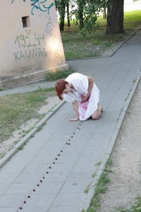 V. Tamoševičiūtė. „Maži širdies gabaliukai nebedūžta“ Kauno senamiestyje, 2013 m. Andriaus Tamašausko nuotr. V. Tamoševičiūtė. „Maži širdies gabaliukai nebedūžta“ Kauno senamiestyje, 2013 m. Andriaus Tamašausko nuotr.