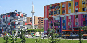 Spalvotieji Tiranos namai, Albanija. Paimta iš http://en.wikipedia.org/wiki/File:Tirana_-_Colourful_houses_at_Lana.jpg Spalvotieji Tiranos namai, Albanija. Paimta iš http://en.wikipedia.org/wiki/File:Tirana_-_Colourful_houses_at_Lana.jpg