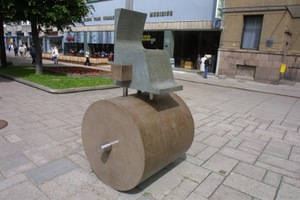 „Valdžios kėdė“, 2005. Granitas, nerūdijantis plienas, h 200 cm, Laisvės al., Kaunas. „Valdžios kėdė“, 2005. Granitas, nerūdijantis plienas, h 200 cm, Laisvės al., Kaunas.