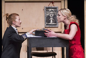 Toma Vaškevičiūtė (dešinėje) spektaklyje „Broken Heart Story“. D.Matvejevo nuotr. iš LNDT archyvo Toma Vaškevičiūtė (dešinėje) spektaklyje „Broken Heart Story“. D.Matvejevo nuotr. iš LNDT archyvo