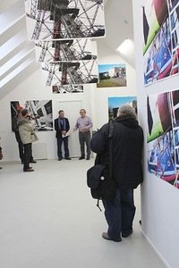 Steve'o Yateso (JAV) fotoinstaliacija „Pagamintos būti fotografija“. Atidarymas galerijoje „Meno parkas“. Airidos Rekštytės nuotr. Steve'o Yateso (JAV) fotoinstaliacija „Pagamintos būti fotografija“. Atidarymas galerijoje „Meno parkas“. Airidos Rekštytės nuotr.